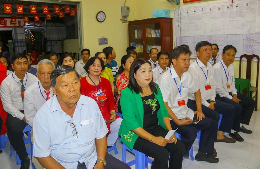 Các đại biểu dự lễ khai mạc bầu cử đại biểu Quốc hội khóa XVI và đại biểu HĐND các cấp nhiệm kỳ 2026-2031 tại Tổ bầu cử số 4 thuộc phường Vị Tân. Ảnh: CAO OANH