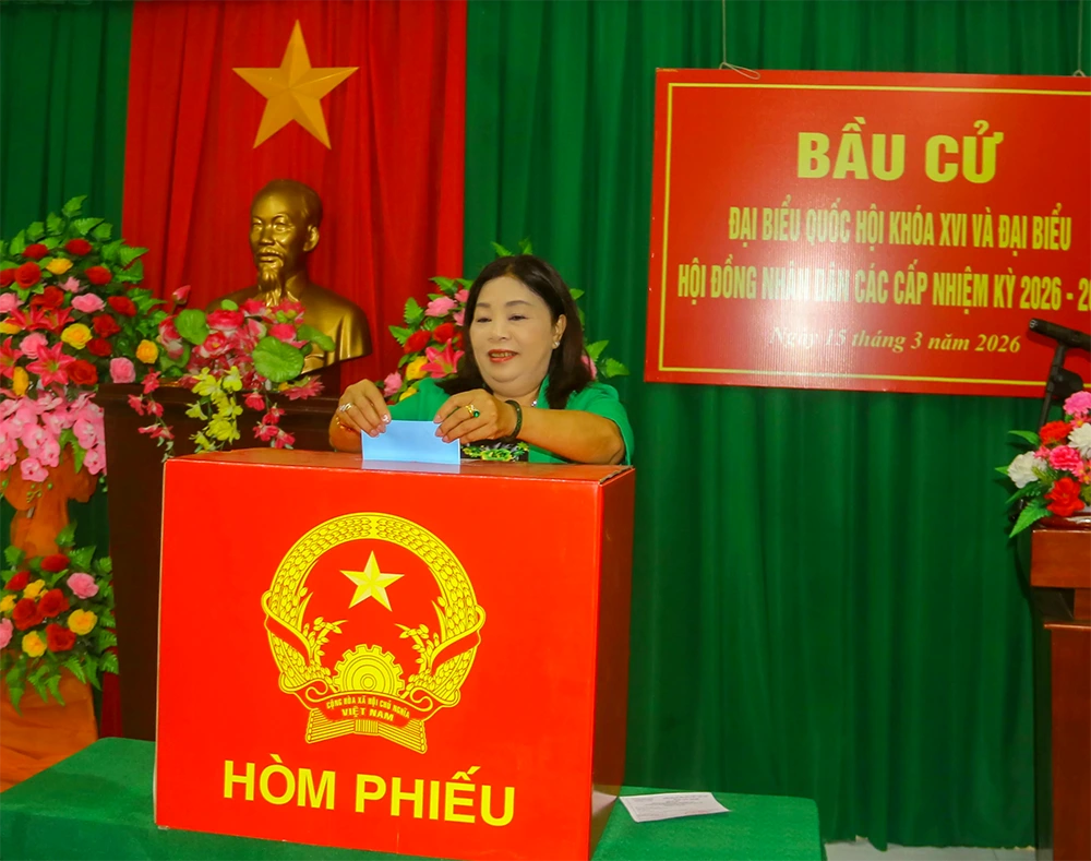 Bà Mã Thị Tươi, Ủy viên Ban Thường vụ Thành ủy, Phó Chủ tịch Thường trực HĐND TP Cần Thơ bỏ lá phiếu đầu tiên tại Tổ bầu cử số thuộc phường Vị Tân. Ảnh: CAO OANH