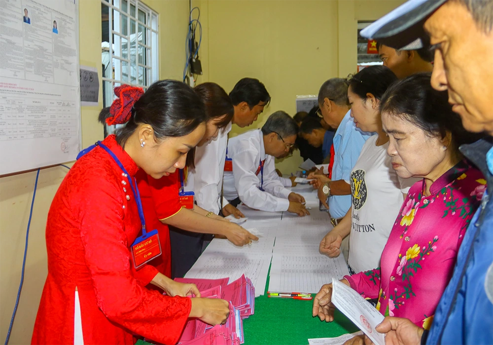 cử tri phường Vị Tân đến nhận phiếu bầu cử.