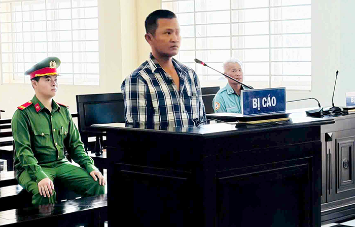 Con trai đánh cha ruột, lãnh án 2 năm tù