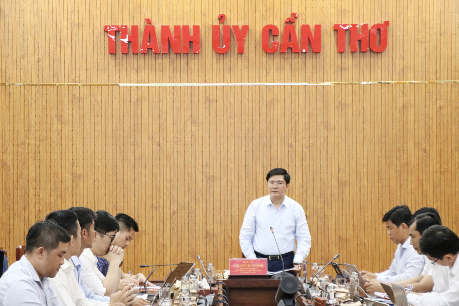 ថ្នាក់ដឹកនាំគណៈកម្មាធិការបក្សទីក្រុង ទទួលជួបតំណាង Viettel កឹងធើ ពិភាក្សាអំពីភារកិច្ចជំរុញការផ្លាស់ប្ដូរឌីជីថល