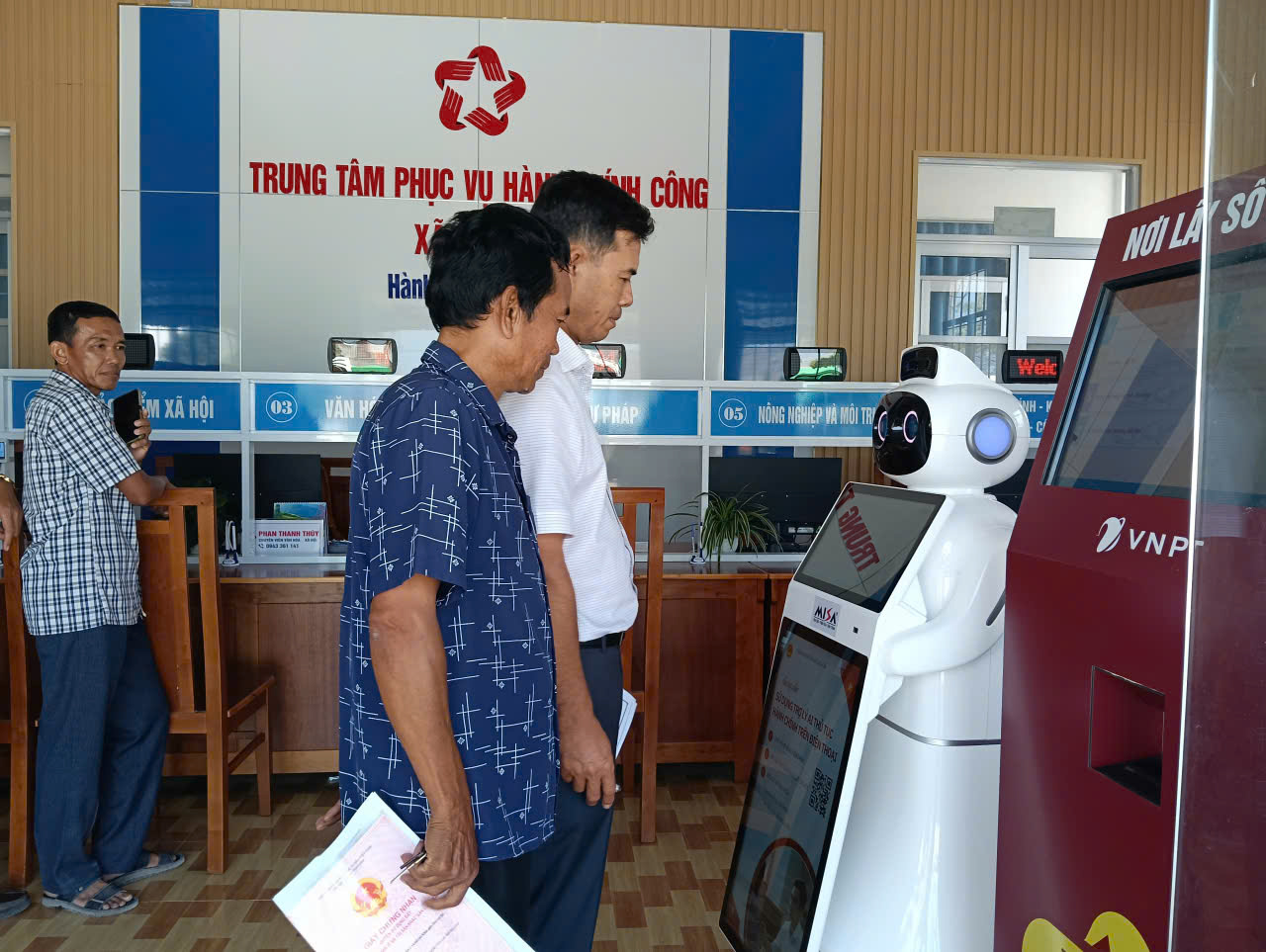 ឃុំឡាយហ្វា ដាក់ឱ្យប្រើប្រាស់រ៉ូបូតបដិសណ្ឋារកិច្ច បម្រើការនៅមជ្ឈមណ្ឌលរដ្ឋបាលសាធារណៈ