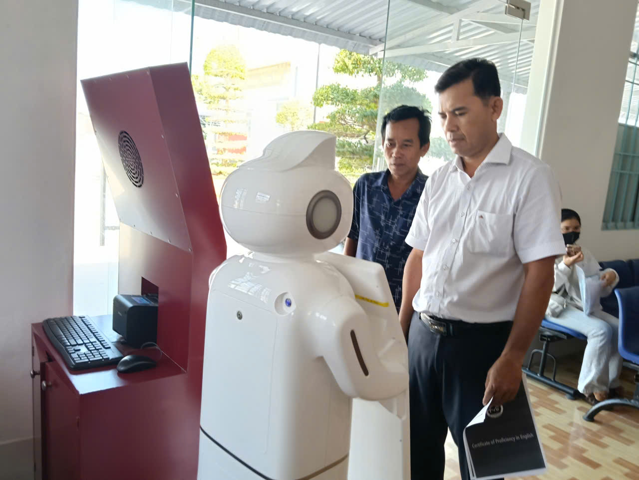 ឃុំឡាយហ្វា ដាក់ឱ្យប្រើប្រាស់រ៉ូបូតបដិសណ្ឋារកិច្ច បម្រើការនៅមជ្ឈមណ្ឌលរដ្ឋបាលសាធារណៈ