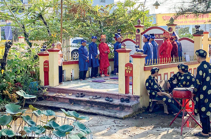 Đình Thần Phụng Hiệp, “qua đình ngả nón trông đình...”