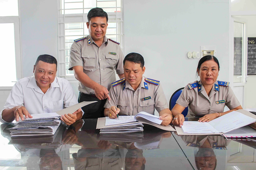 Vận động, thuyết phục trong thi hành án dân sự