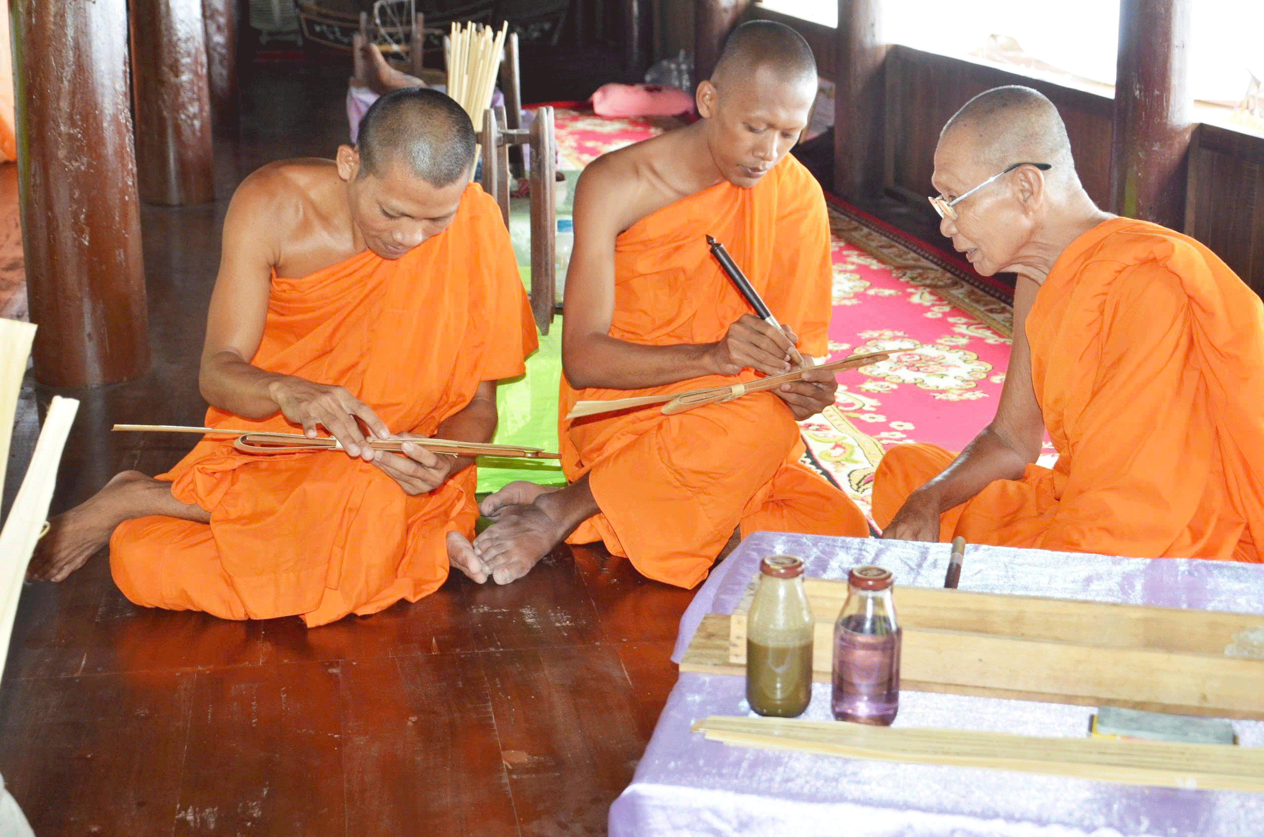 ព្រះឧបជ្ឈាយ៍ចៅទី អភិរក្សនិងបង្រៀនរបៀបចារសាស្ត្រាស្លឹករឹត