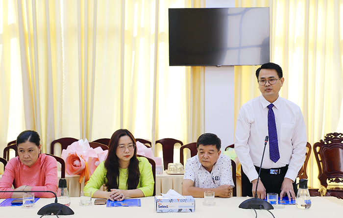 Lãnh đạo thành phố trao quyết định công tác cán bộ