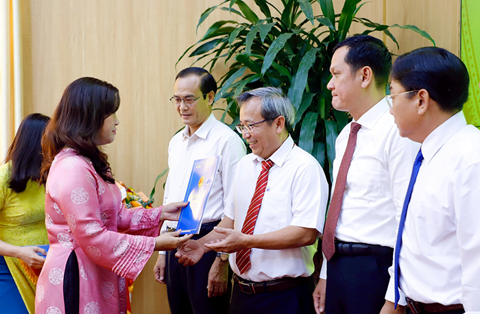 Lãnh đạo thành phố trao quyết định công tác cán bộ