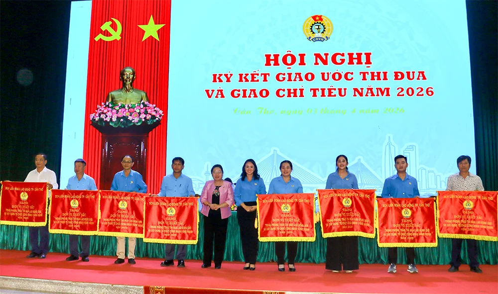 bà Hồ Thị Cẩm Đào, Phó Bí thư Thành ủy, Chủ tịch Ủy ban MTTQVN TP Cần Thơ