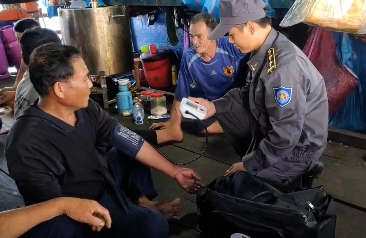 Tàu KN475 cứu nạn kịp thời 36 ngư dân trên tàu cá hỏng máy ở đặc khu Trường Sa