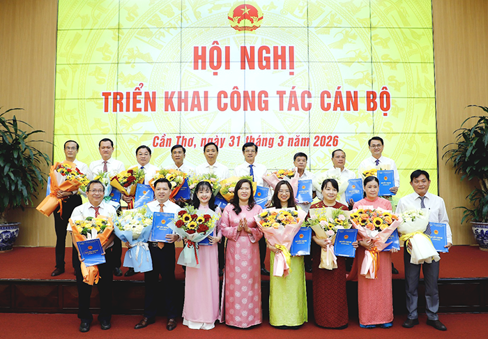 ថ្នាក់ដឹកនាំទីក្រុងប្រគល់សេចក្តីសម្រេចអំពីការងារកម្មាភិបាល