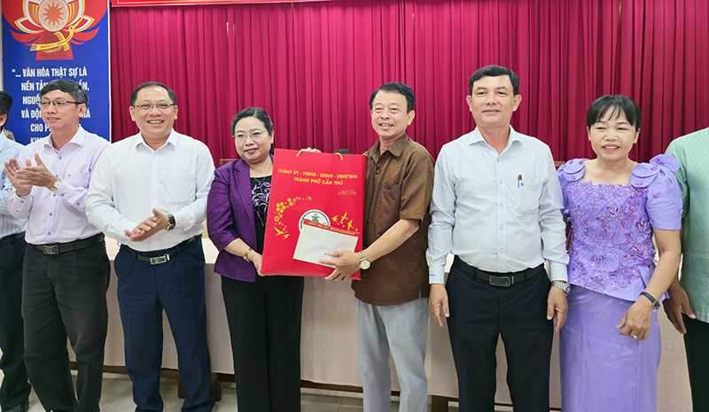 លោកស្រី ហូធីកឹមដាវ ជូនពរបុណ្យចូលឆ្នាំថ្មីប្រពៃណីខ្មែរ នៅសង្កាត់ភូឡើយ និងឃុំញូយ៉ា