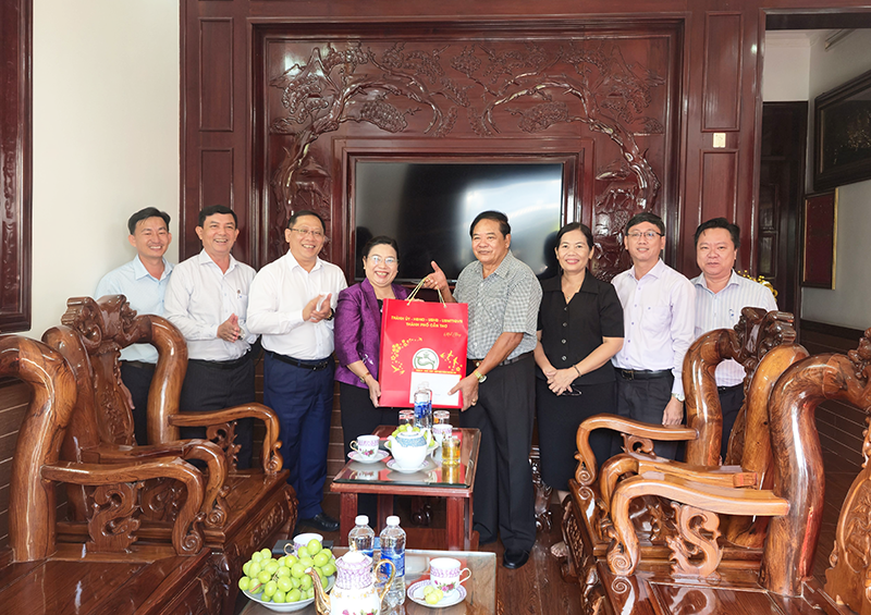 លោកស្រី ហូធីកឹមដាវ ជូនពរបុណ្យចូលឆ្នាំថ្មីប្រពៃណីខ្មែរ នៅសង្កាត់ភូឡើយ និងឃុំញូយ៉ា