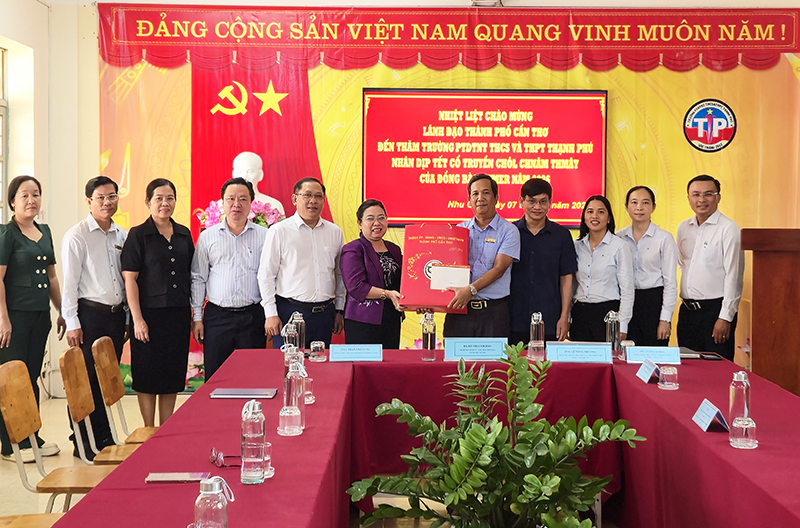 លោកស្រី ហូធីកឹមដាវ ជូនពរបុណ្យចូលឆ្នាំថ្មីប្រពៃណីខ្មែរ នៅសង្កាត់ភូឡើយ និងឃុំញូយ៉ា