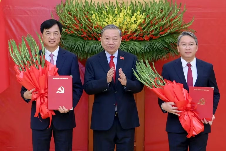 Trao các quyết định bổ nhiệm Trưởng Ban Tổ chức Trung ương, Chánh Văn phòng Trung ương Đảng