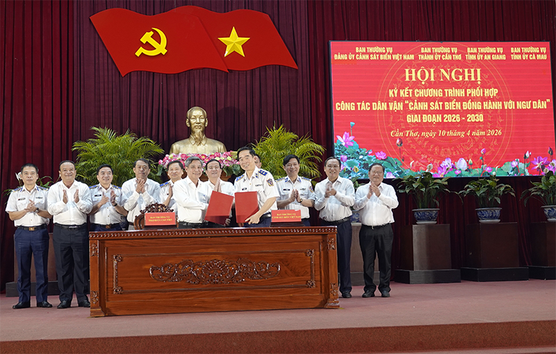 Ký kết chương trình phối hợp công tác dân vận “Cảnh sát biển đồng hành với ngư dân”