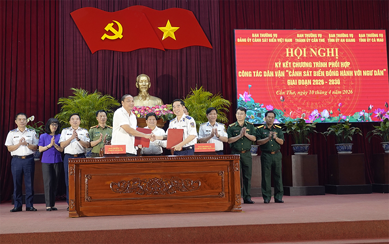 Ký kết chương trình phối hợp công tác dân vận “Cảnh sát biển đồng hành với ngư dân”