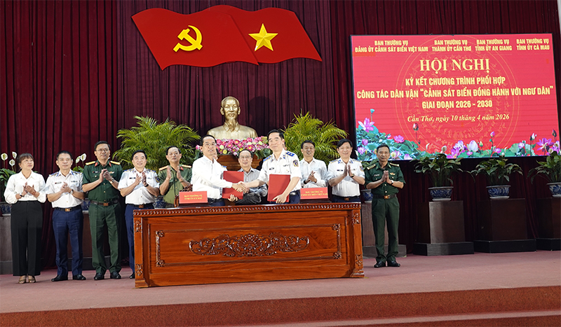 Ký kết chương trình phối hợp công tác dân vận “Cảnh sát biển đồng hành với ngư dân”