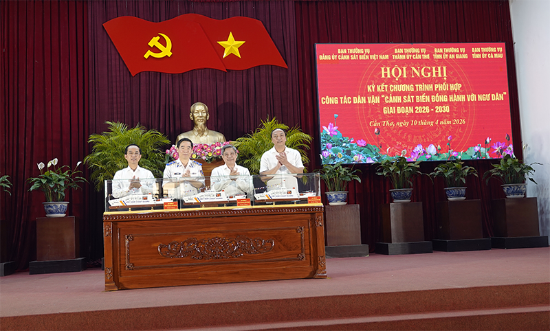 Ký kết chương trình phối hợp công tác dân vận “Cảnh sát biển đồng hành với ngư dân”