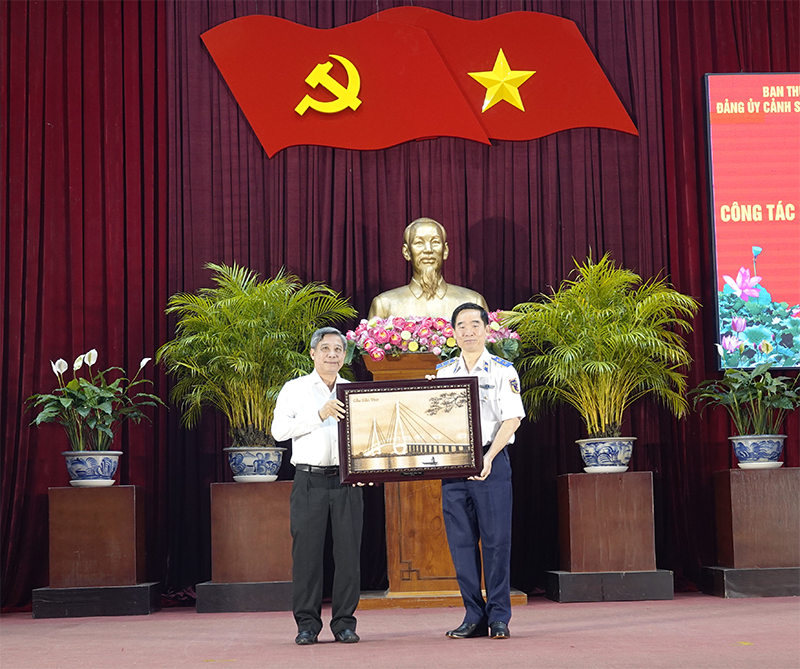 Ký kết chương trình phối hợp công tác dân vận “Cảnh sát biển đồng hành với ngư dân”