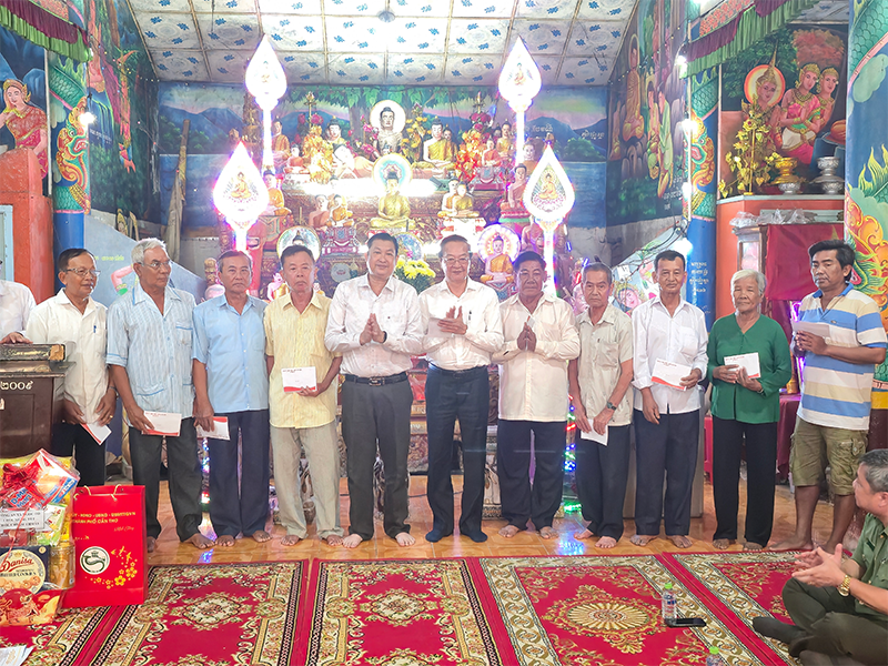 Lãnh đạo thành phố thăm chúc Tết Chôl Chnăm Thmây tại xã Ngọc Tố