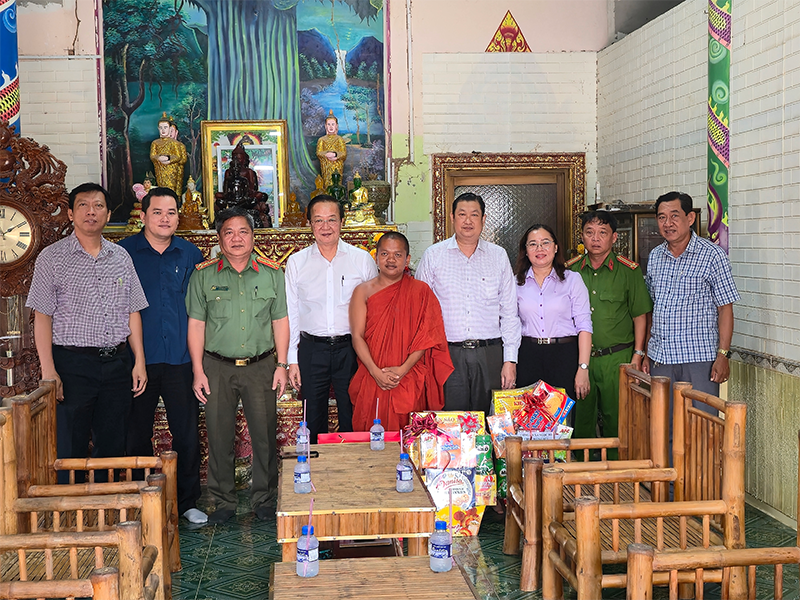 Lãnh đạo thành phố thăm chúc Tết Chôl Chnăm Thmây tại xã Ngọc Tố