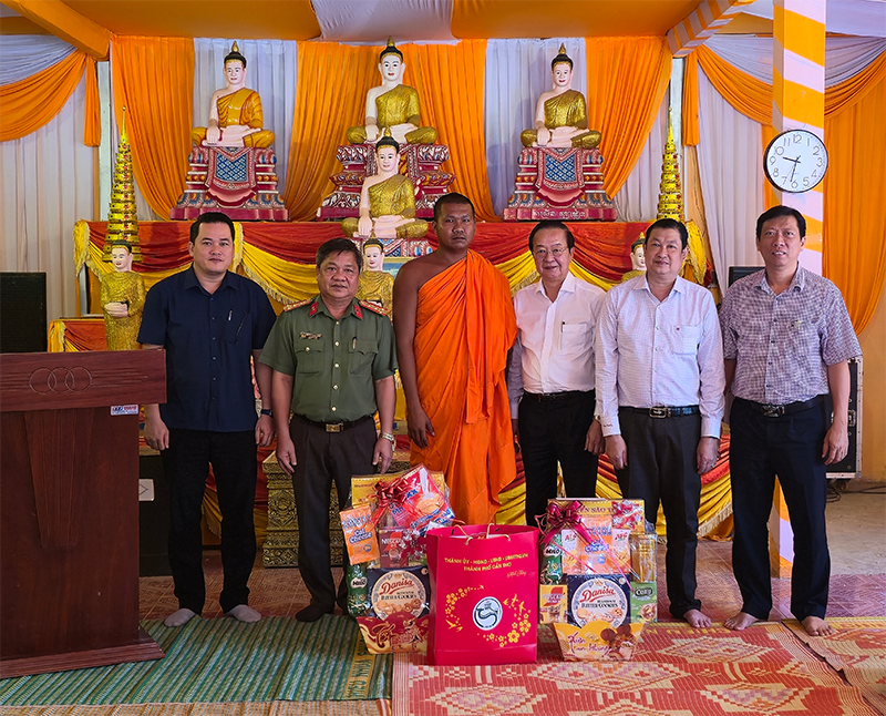 Lãnh đạo thành phố thăm chúc Tết Chôl Chnăm Thmây tại xã Ngọc Tố