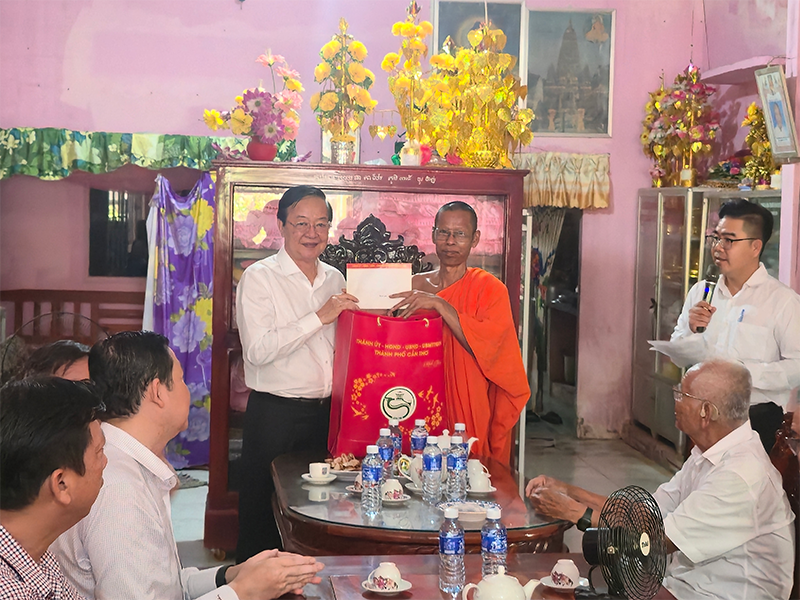 Lãnh đạo thành phố thăm chúc Tết Chôl Chnăm Thmây tại xã Ngọc Tố