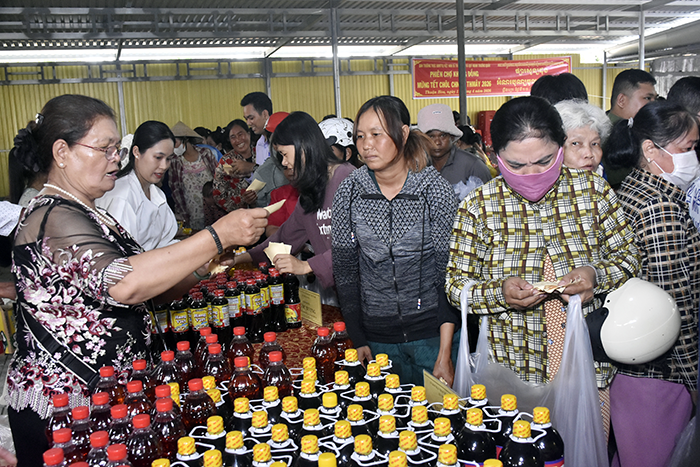 Phiên chợ “0 đồng” mừng Tết Chôl Chnăm Thmây ở xã Thuận Hòa