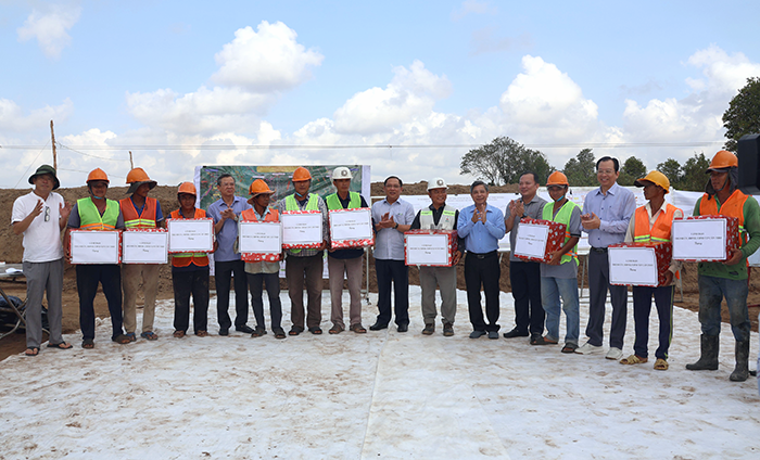 Kiểm tra tiến độ cao tốc Châu Đốc - Cần Thơ - Sóc Trăng giai đoạn 1, dự án thành phần 4