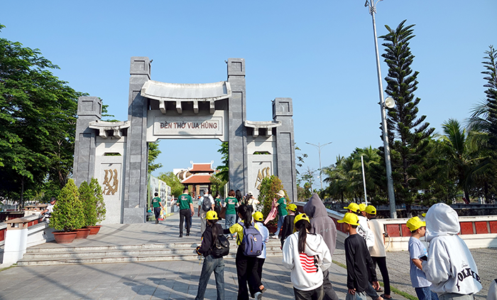 Du khách tìm về Đền thờ Vua Hùng TP Cần Thơ trước thềm Giỗ Tổ
