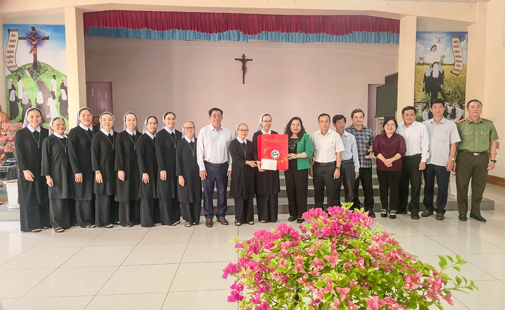 Lãnh đạo TP Cần Thơ thăm, chúc mừng Lễ Phục sinh tại phường Sóc Trăng