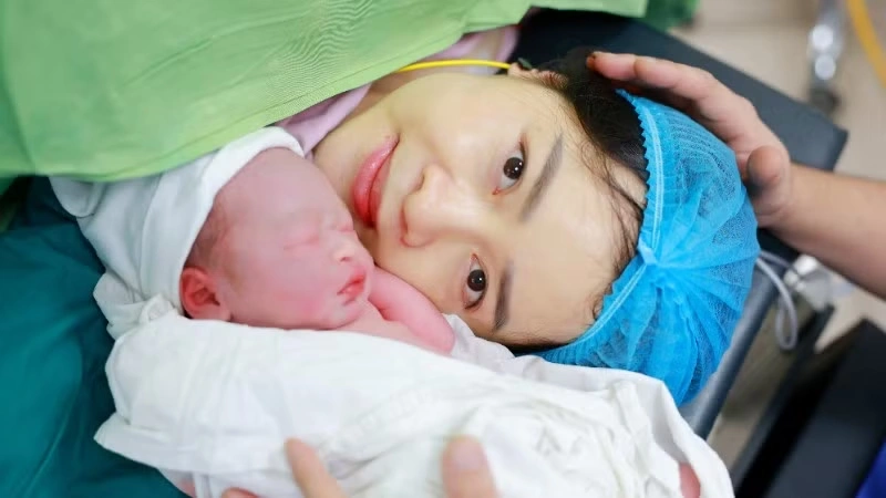 Kỳ tích y khoa: Cặp song thai chào đời cách nhau 13 tuần