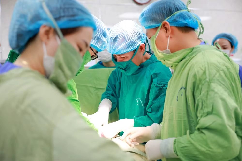 Kỳ tích y khoa: Cặp song thai chào đời cách nhau 13 tuần