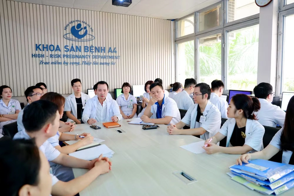 Kỳ tích y khoa: Cặp song thai chào đời cách nhau 13 tuần