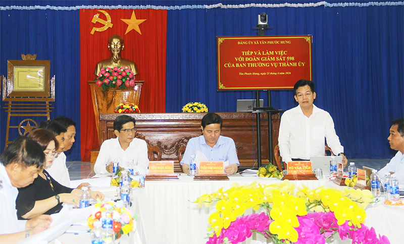 Đại diện Đảng ủy xã Tân Phước Hưng phát biểu tại buổi làm việc