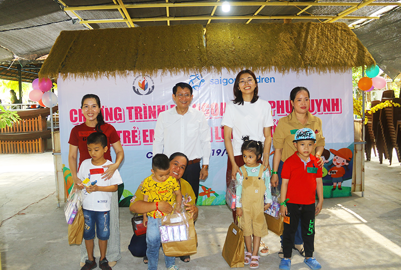 Ông Hồ Thanh Hải, Giám đốc Trung tâm tặng quà trong đợt trải nghiệm thực tế tại khu du lịch Ông Đề.