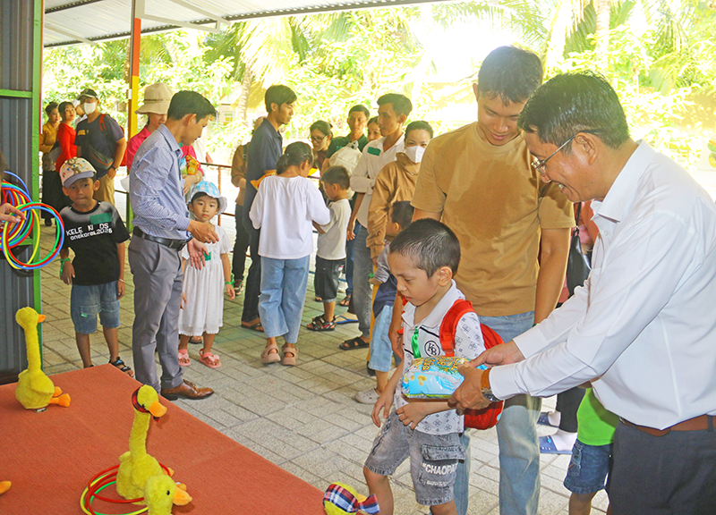 Ông Hồ Thanh Hải, Giám đốc Trung tâm luôn quan tâm hỗ trợ trẻ em.