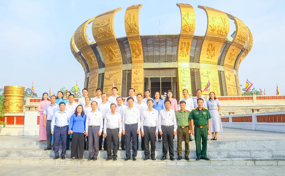 Các đại biểu chụp ảnh lưu niệm tại Đền thờ Vua Hùng