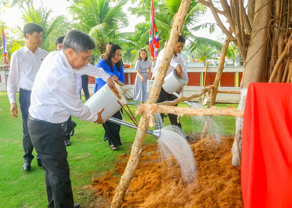 ông Đồng Văn Thanh, Ủy viên Ban Chấp hành Trung ương Đảng, Phó Bí thư Thường trực Thành ủy, Chủ tịch HĐND TP Cần Thơ