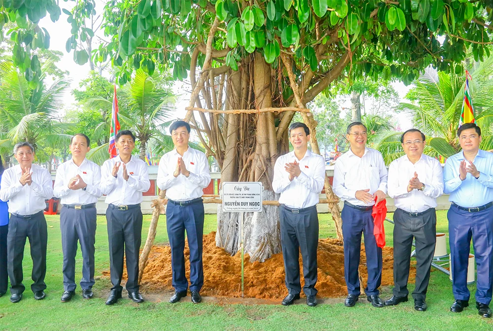 Các đại biểu chụp ảnh lưu niệm tại Đền thờ Vua Hùng