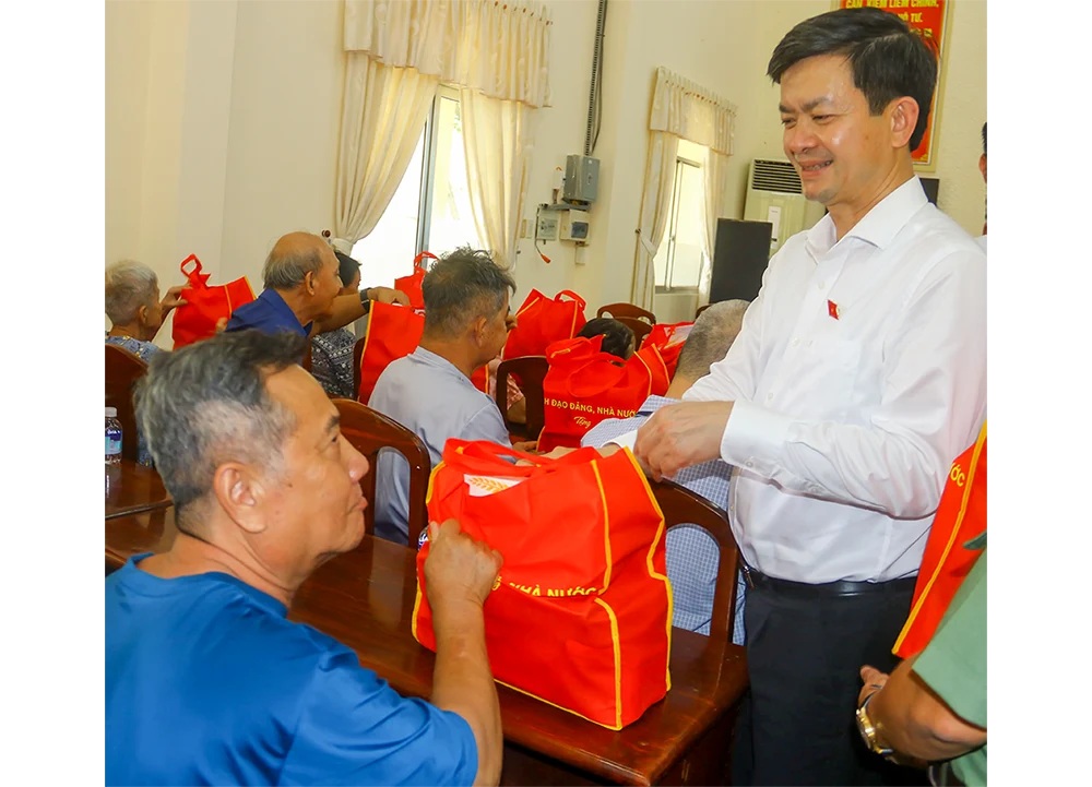 ông Lê Quang Tùng, Ủy viên Ban Chấp hành Trung ương Đảng, Bí thư Thành ủy, Trưởng Đoàn đại biểu Quốc hội TP Cần Thơ tặng quà