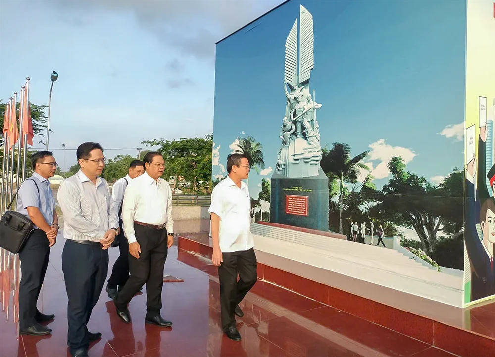 Chủ tịch UBND TP Cần Thơ yêu cầu các xã An Thạnh, Cù Lao Dung, Trần Đề quan tâm xây dựng mô hình du lịch sinh thái, du lịch nông nghiệp và kêu gọi đầu tư...