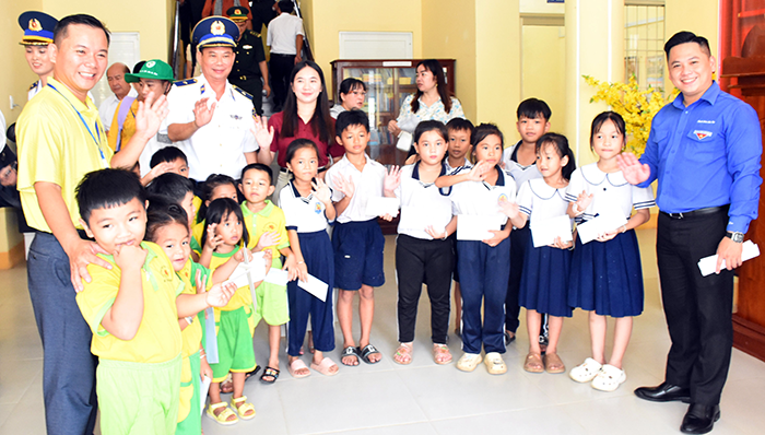 គណៈប្រតិភូទីក្រុងកឹងធើ សួរសុខទុក្ខ និងជូនអំណោយនៅកោះថោជូ