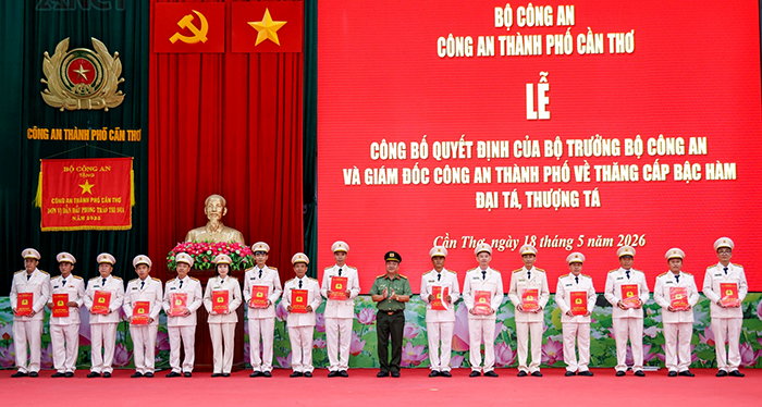 Công an TP Cần Thơ công bố Quyết định thăng cấp bậc hàm Đại tá, Thượng tá đối với sĩ quan là lãnh đạo, chỉ huy