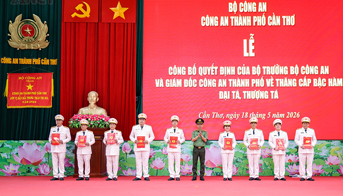 Công an TP Cần Thơ công bố Quyết định thăng cấp bậc hàm Đại tá, Thượng tá đối với sĩ quan là lãnh đạo, chỉ huy