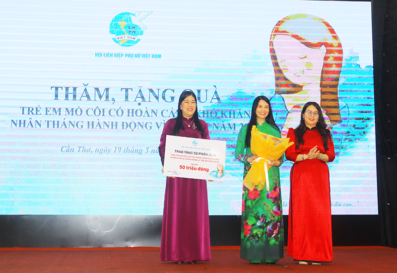 Trung ương Hội LHPNVN trao 50 suất học bổng cho trẻ mồ côi, haon2 cảnh khó khăn vươn lên học tốt.