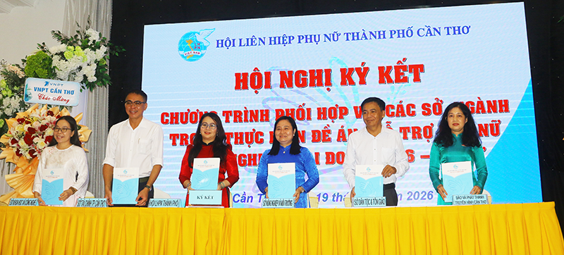 Hội LHPN thành phố thực hiện nghi thức ký cam kết thực hiện Đề án với lãnh đạo 6 sở, ban, ngành