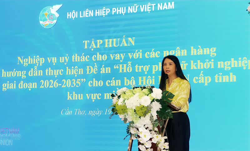 bà Trần Lan Phương, Phó Chủ tịch Thường trực Trung ương Hội LHPNVN phát biểu chỉ đạo tại buổi tập huấn