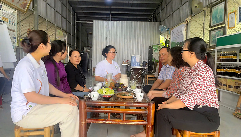 Đoàn công tác Trung ương Hội LHPNVN thăm quan mô hinh phát triển kinh tế tại xã Trường Long